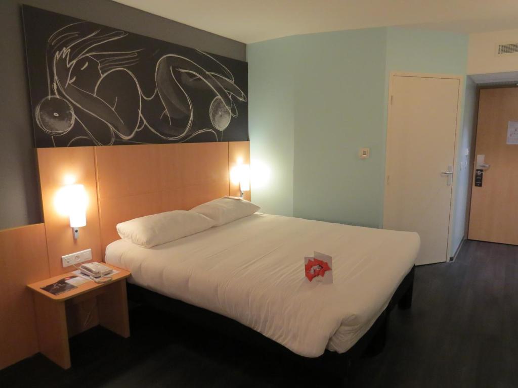 Postel nebo postele na pokoji v ubytování ibis Soissons