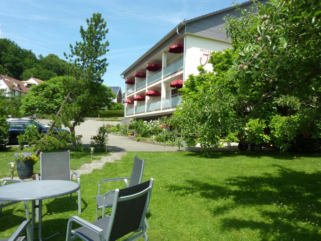 einen Tisch und Stühle vor einem Gebäude in der Unterkunft Hotel Garni Jägerhof in Sigmaringen