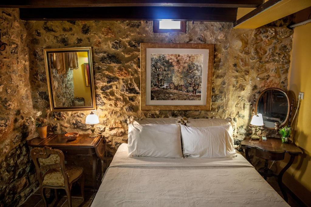 Postel nebo postele na pokoji v ubytování Dorovinis Country Houses