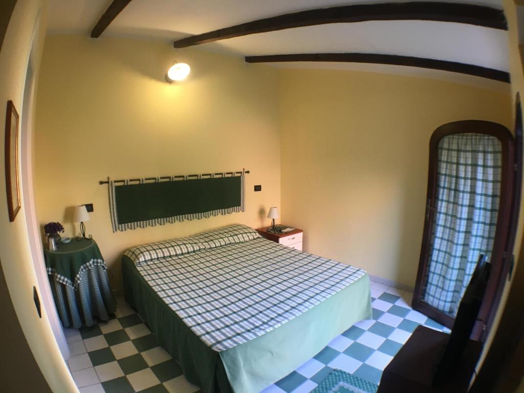 sypialnia z łóżkiem i szachownicą w obiekcie Corte Arrubia w mieście Monastir