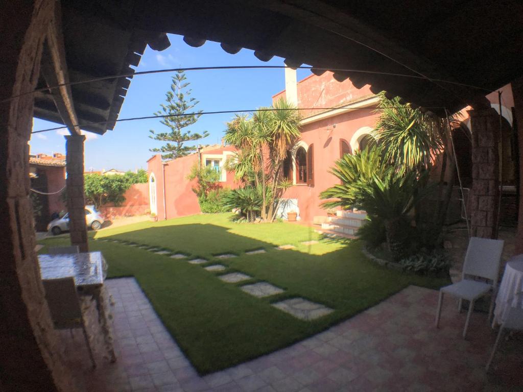 vistas a un patio con una casa en Corte Arrubia, en Monastir