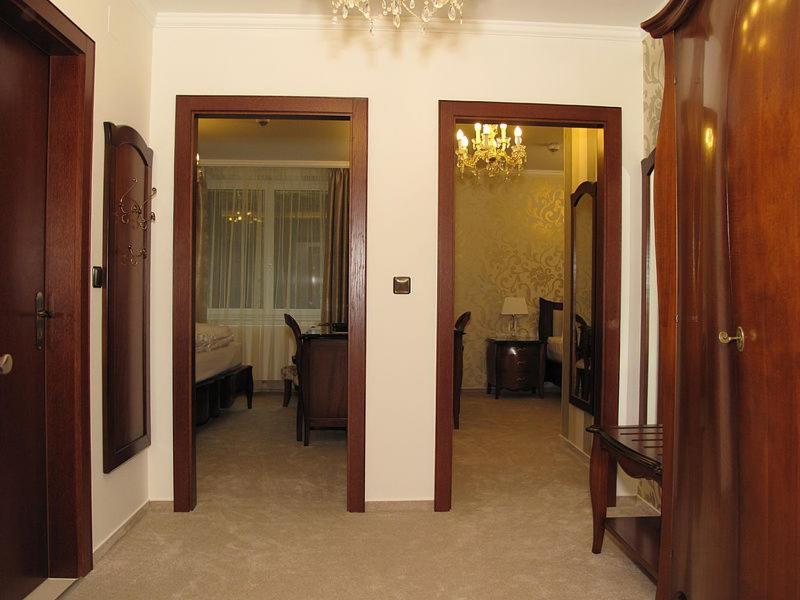 - un couloir avec deux portes et une chambre dans l&#39;établissement Hotel zum Heiligen Geist, à Mariazell
