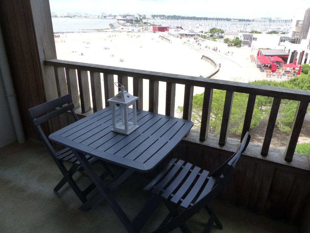 d'une table bleue et de chaises sur un balcon avec vue sur la plage. dans l'établissement Face à la Plage des Minimes PONANT 3 Appt 407, à La Rochelle