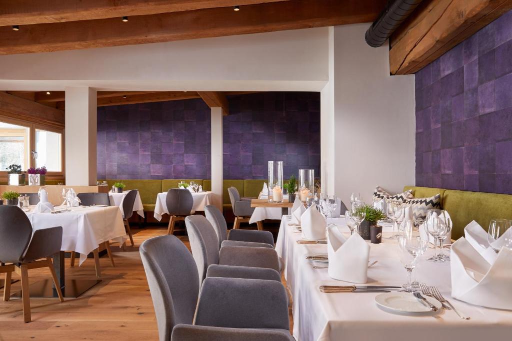 Reštaurácia alebo iné gastronomické zariadenie v ubytovaní Hotel Der Bär
