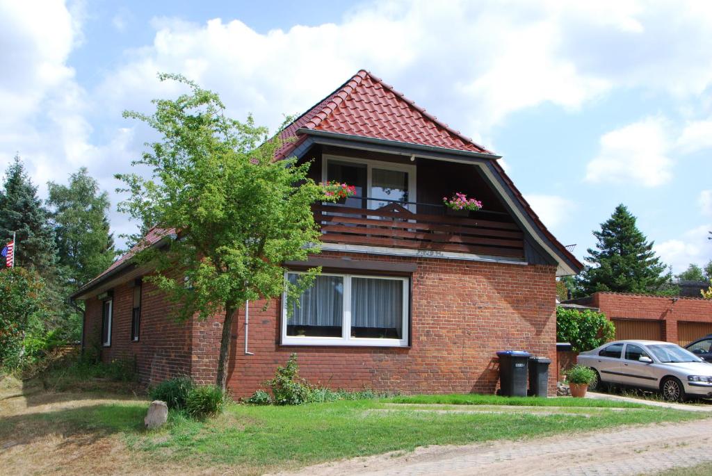 ein kleines Backsteinhaus mit einem Fenster und einem Baum in der Unterkunft Ferienwohnung-Bullendorf in Bullendorf