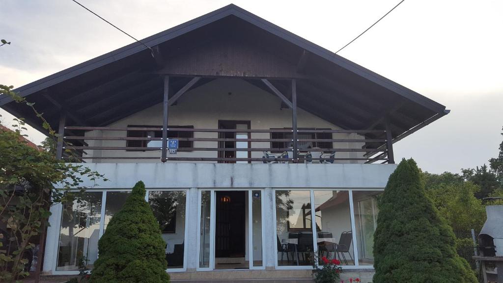 ein Haus mit Balkon darüber in der Unterkunft Kuća za odmor Požeg in Stubicke Toplice