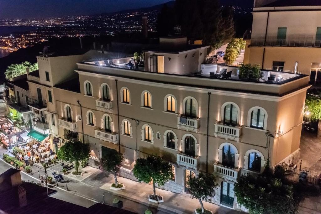 een luchtzicht op een gebouw 's nachts bij Hotel Casa Adele in Taormina