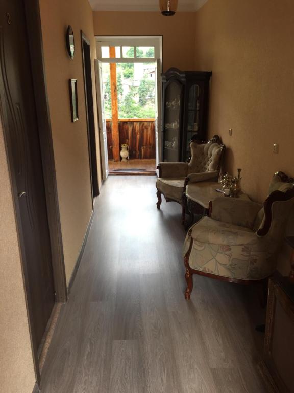 Posezení v ubytování Travel Inn House Mestia • მოგზაურის სახლი