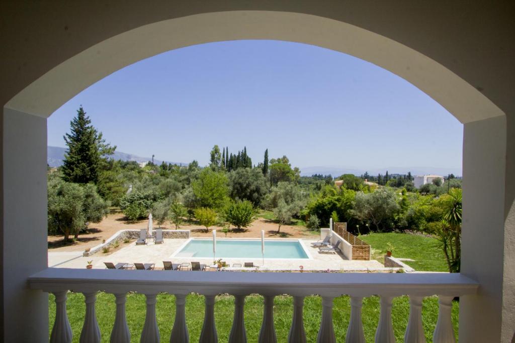 Bazén v ubytování Hibiscus Suites - A nebo v jeho okolí