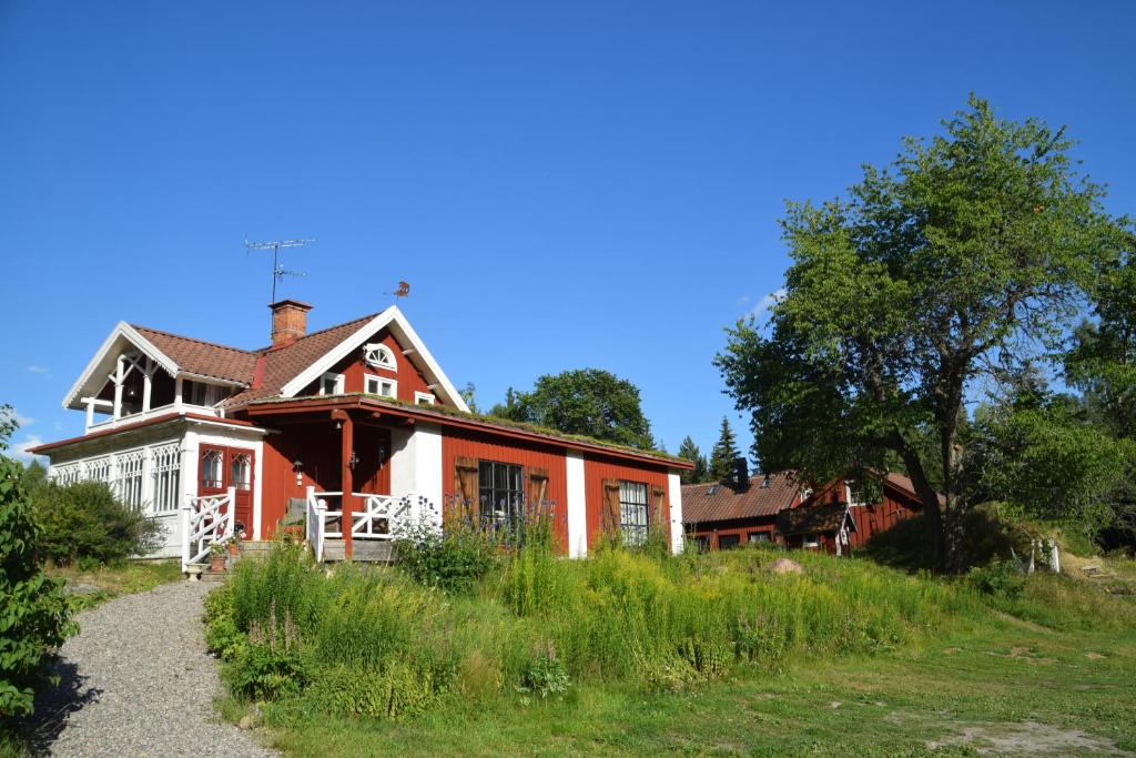 une maison rouge et blanche au sommet d'une colline dans l'établissement Björnåsen Bear Hill, à Katrineholm