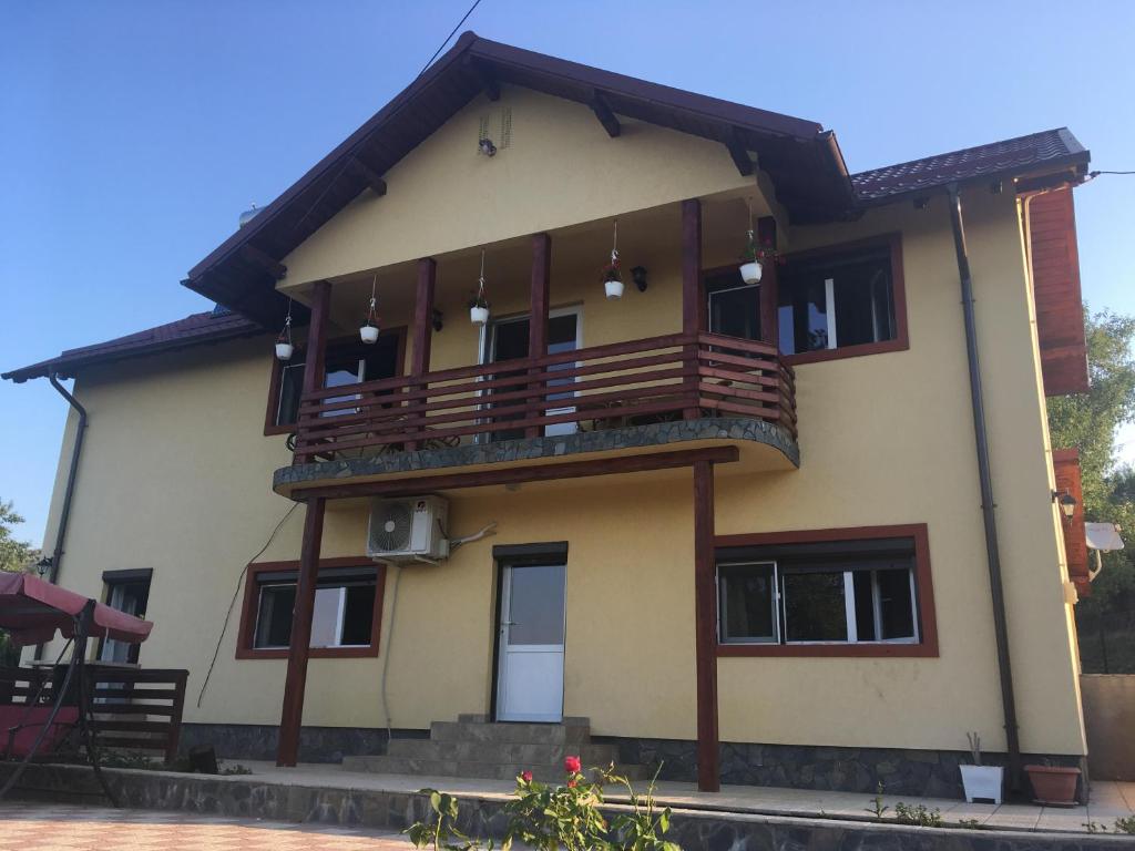 duży dom z balkonem i werandą w obiekcie Casa Bunicului w mieście Gura Vadului