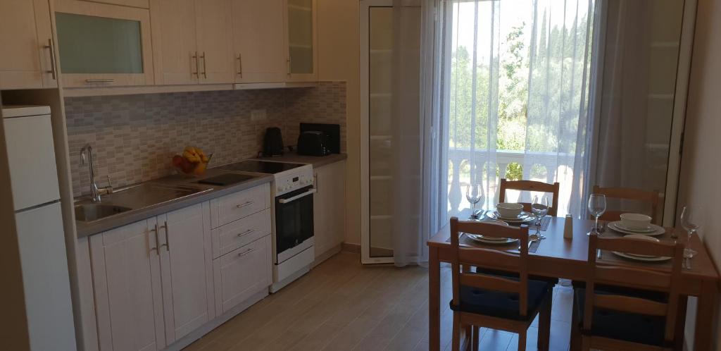 Kuchyň nebo kuchyňský kout v ubytování Hibiscus Suites - A