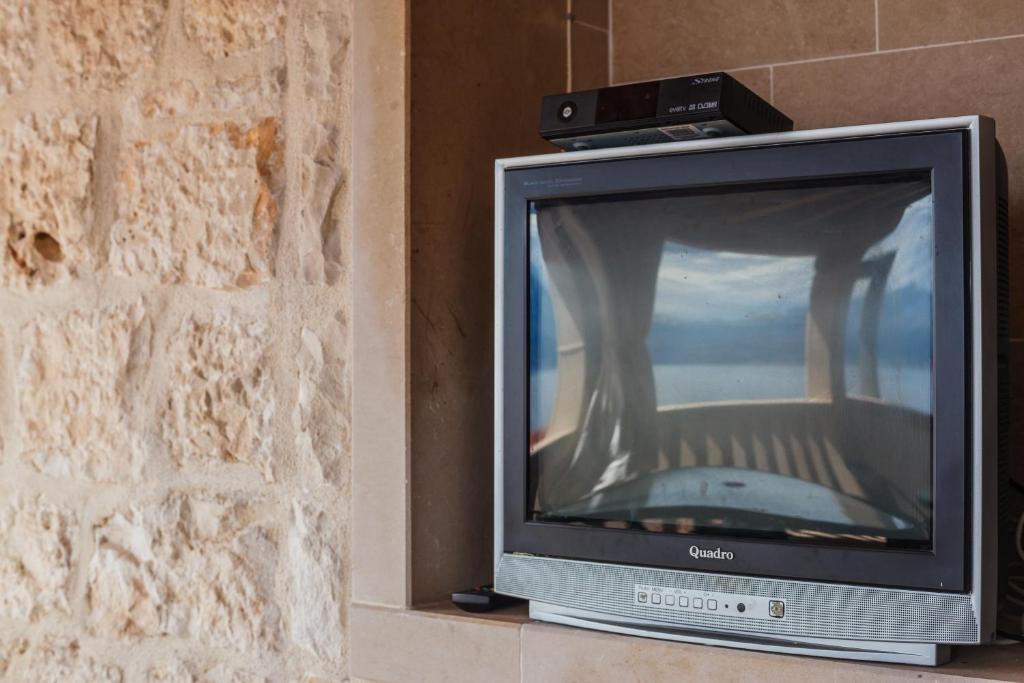 TV a/nebo společenská místnost v ubytování Apartments Fedrigo