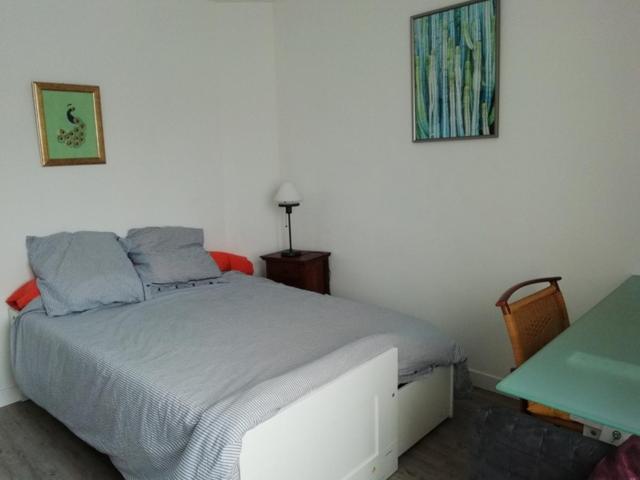 サン・ナゼールにある301 cota 5 min à pied de la plageのベッドルーム1室(ベッド1台、テーブル、写真付)