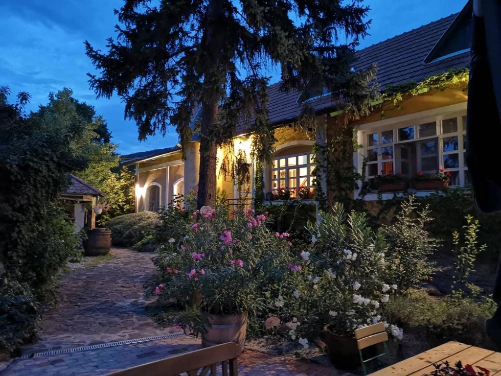 Villa-Magdi Vendégház 8253 Révfülöp, Káli út 61 kép - 1