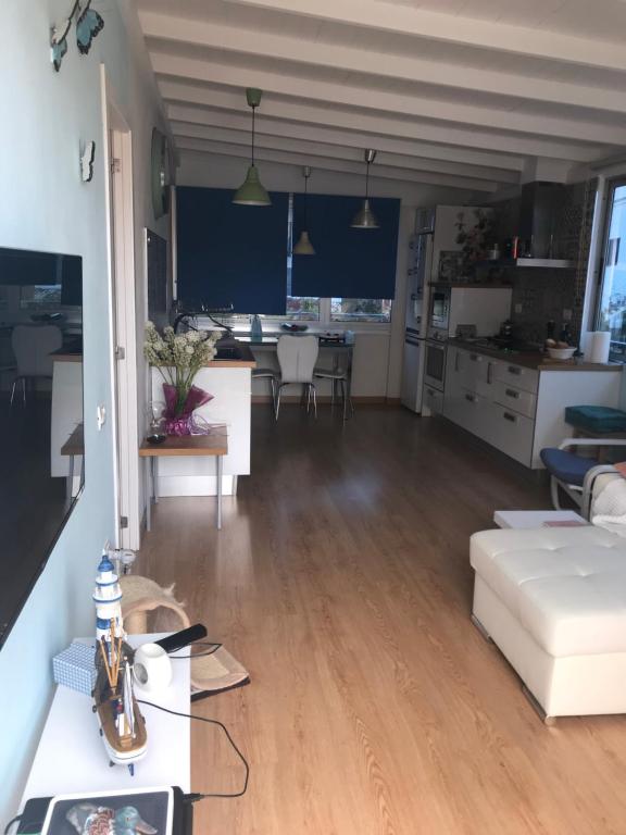 プエルト・デ・ラ・クルスにあるApartamento Puerto de la Cruzのリビングルーム(白いソファ付)、キッチンが備わります。