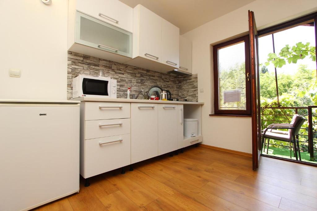 Kuchyň nebo kuchyňský kout v ubytování Apartment Denza City Center Sarajevo