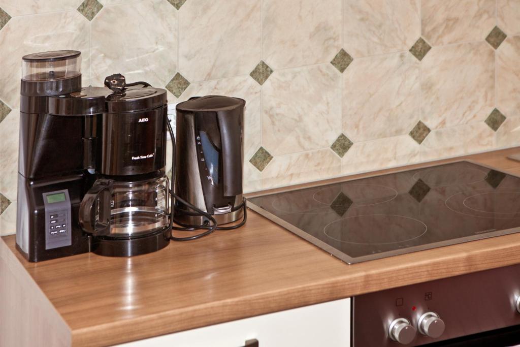 Příslušenství pro přípravu čaje a kávy v ubytování Apartment Oberbichl
