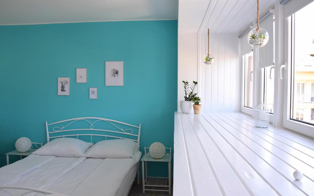 um quarto azul com uma cama e uma parede azul em Studio Eleven em Kisvárda