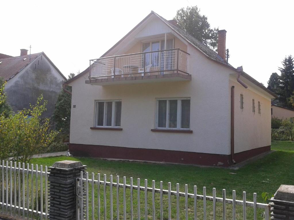 ザラカロシュにあるHársfa Vendégházの白い家