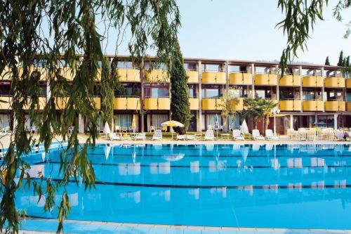 Bazén v ubytování Hotel Royal nebo v jeho okolí