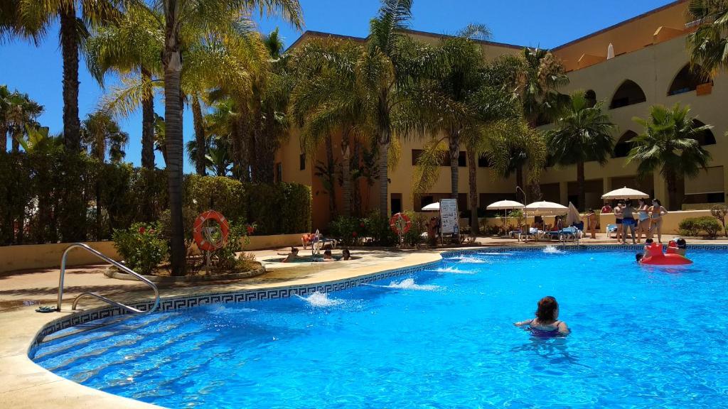 una mujer en una piscina en un hotel en Playa Marina by Ĥ, en Isla del Moral