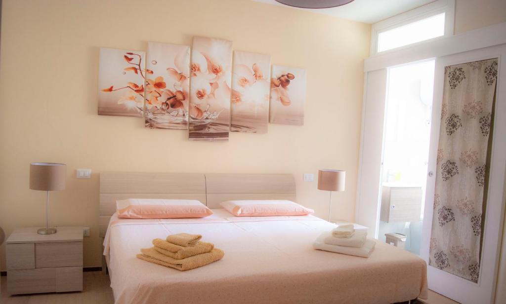 een slaapkamer met 2 handdoeken op een bed bij Chiardiluna in Castro di Lecce