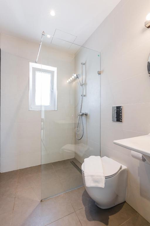 Two Pillows Boutique Hostel - 11