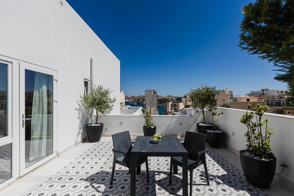 Two Pillows Boutique Hostel - 13