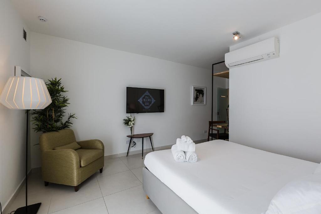 Two Pillows Boutique Hostel - 10