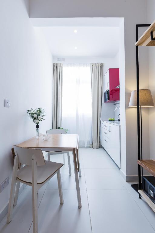 Two Pillows Boutique Hostel - 18