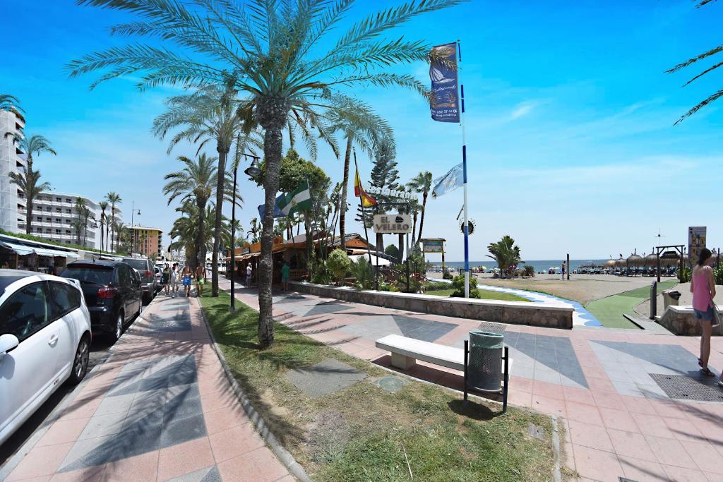 chodnik z palmami i ulica z samochodami w obiekcie Apartamento Zenbeach 2ºA w mieście Torremolinos