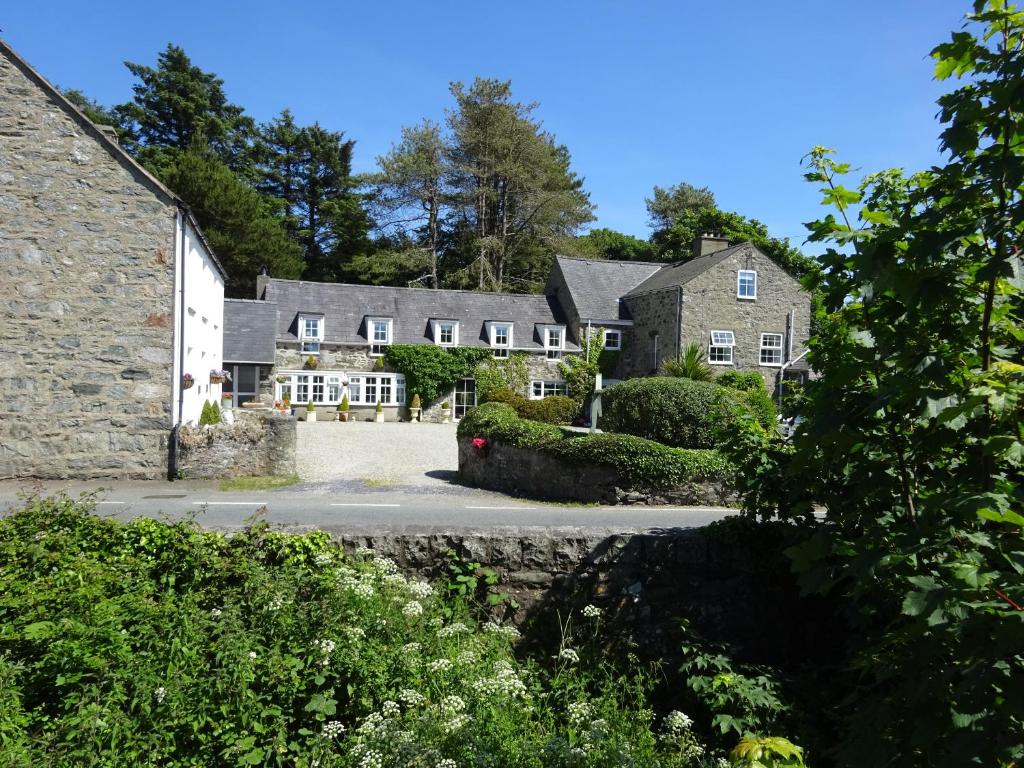 a view of the house from the driveway at Yr Hen Felin - The Old Mill B&B in Morfa Nefyn