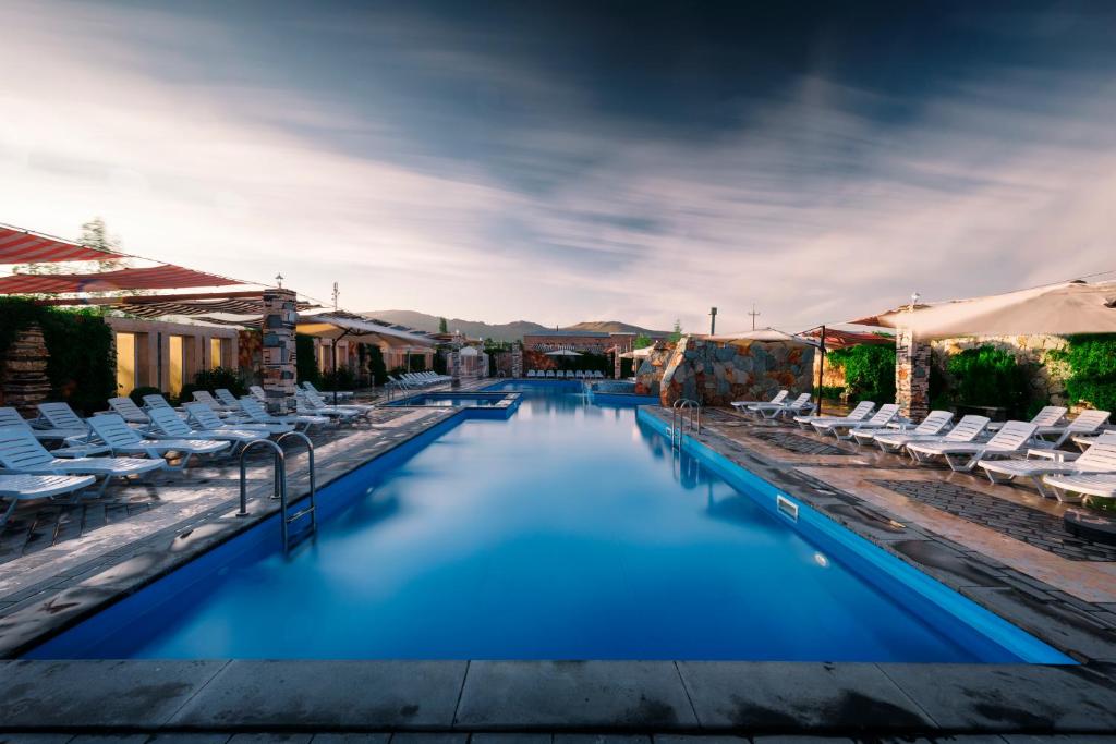 Bazén v ubytování Maria Resort nebo v jeho okolí