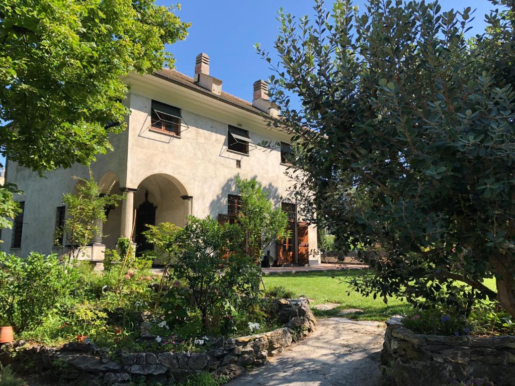 ein altes Haus mit Garten davor in der Unterkunft Relais Rantegosa - Holiday home in Chiavari