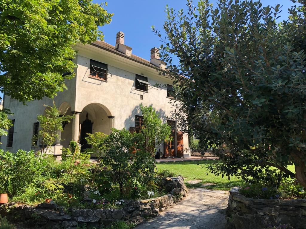 an old house with a garden in front of it at Relais Rantegosa - Holiday home in Chiavari