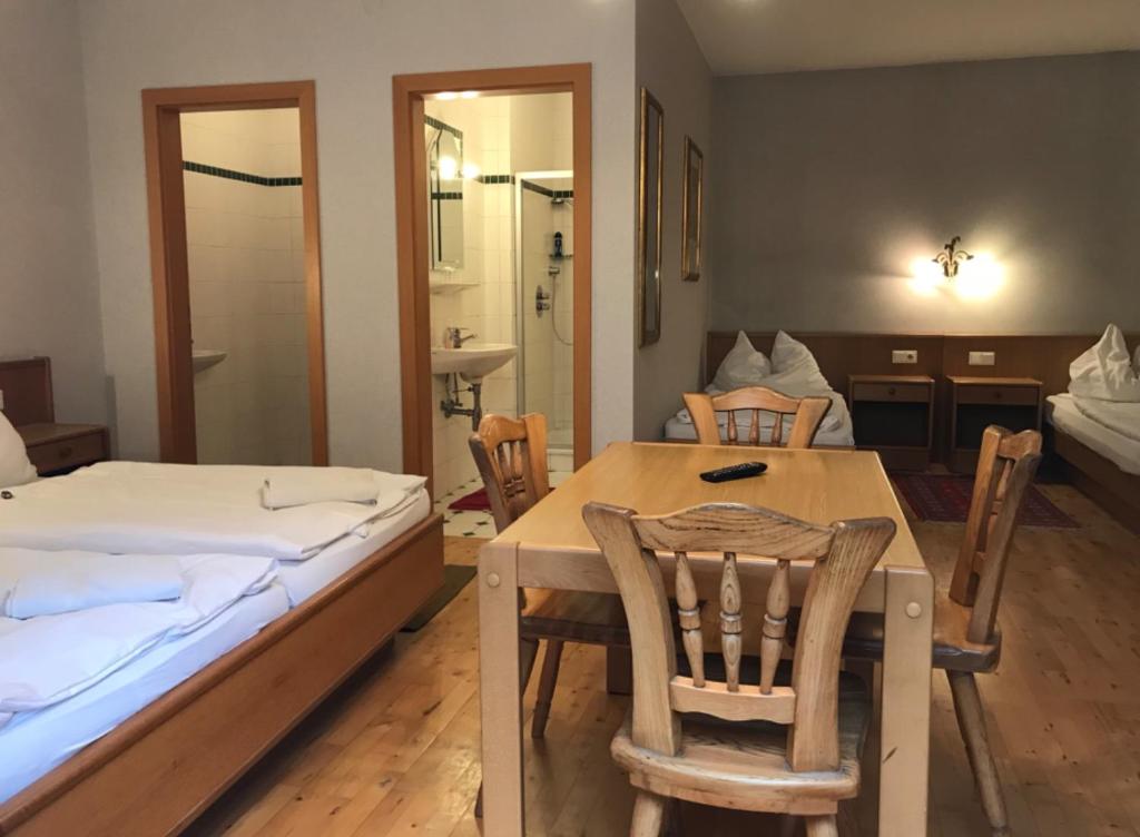 Postel nebo postele na pokoji v ubytování Gasthof Polly