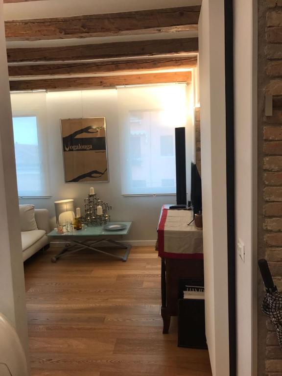 Televízia a/alebo spoločenská miestnosť v ubytovaní Venezia Luxury Biennale Design