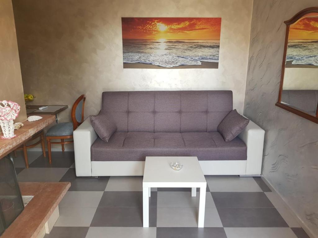 蓬泰加雷里亞的住宿－Dana，客厅配有沙发和桌子