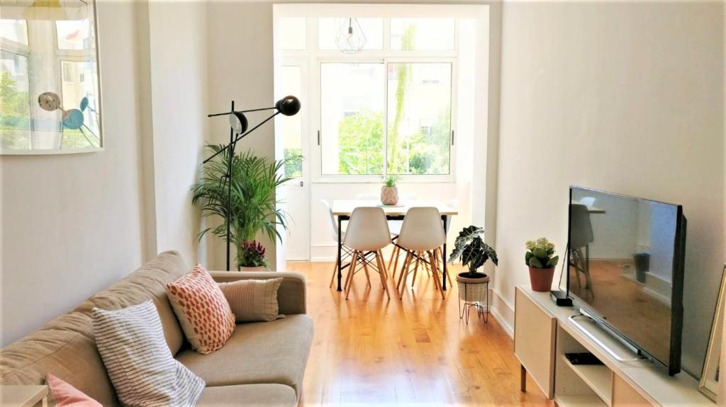 Bright Riverside Apartment - AC - LX Factory