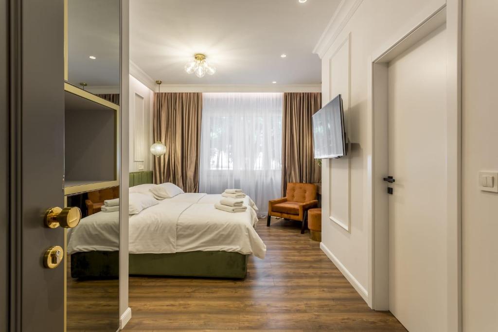 een hotelkamer met een bed en een spiegel bij Nephelae Boutique Rooms in Split