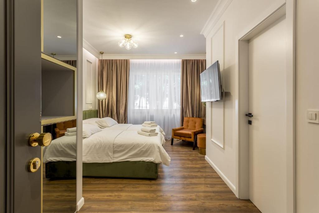 スプリトにあるNephelae Boutique Roomsのベッドと鏡が備わるホテルルーム