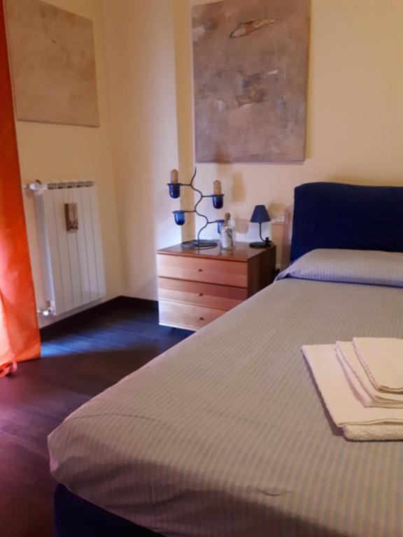 a bedroom with a bed and a wooden dresser with a bed sidx sidx sidx at Appartamento Via Gentile in Foggia