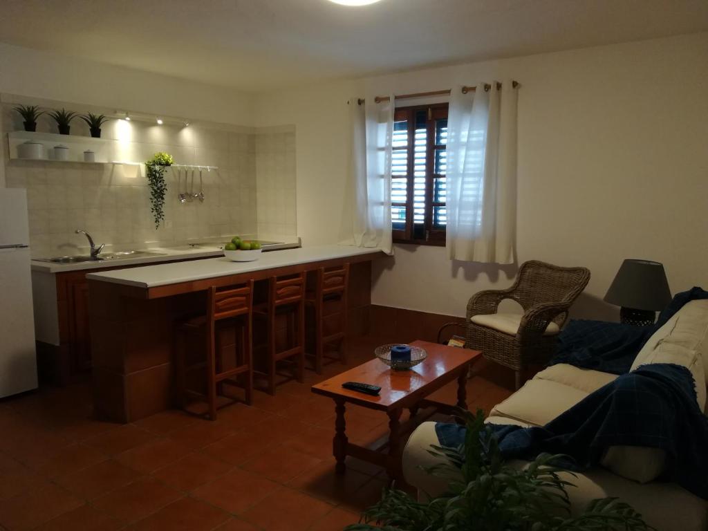 cocina y sala de estar con sofá y mesa en Apartamento en el pueblo de Arrieta 4, en Arrieta