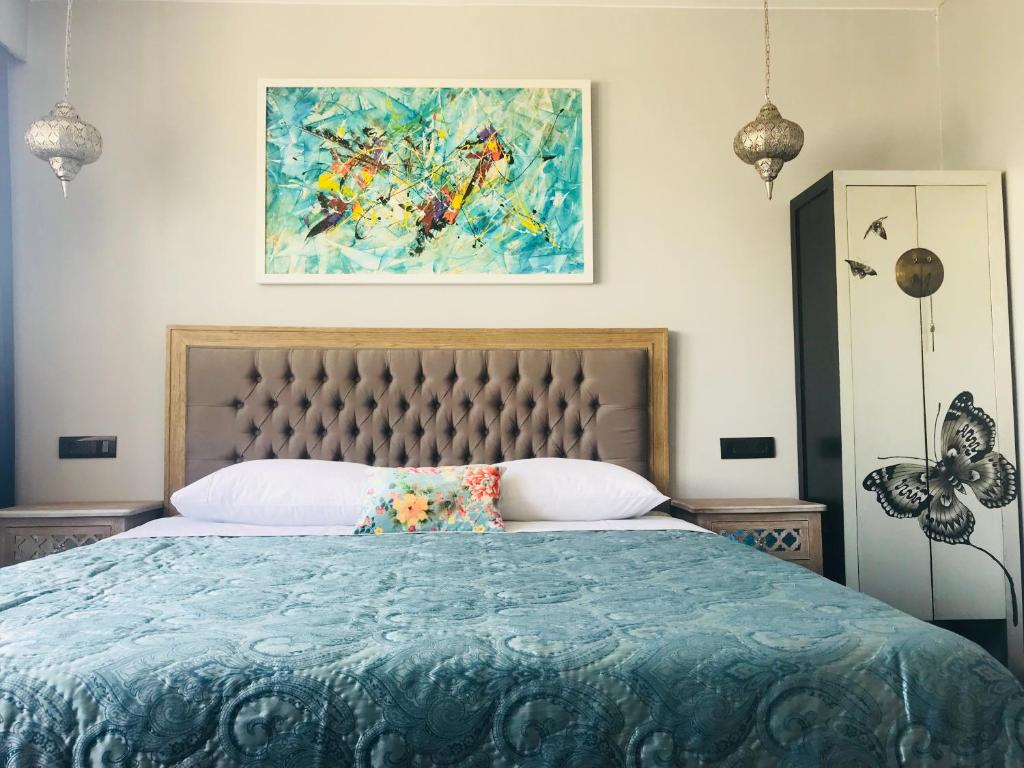 una camera con letto e piumone blu di Luxury Split apartment with view a Spalato (Split)