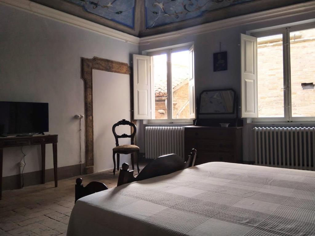 Telewizja i/lub zestaw kina domowego w obiekcie Residenza storica Volta della Morte