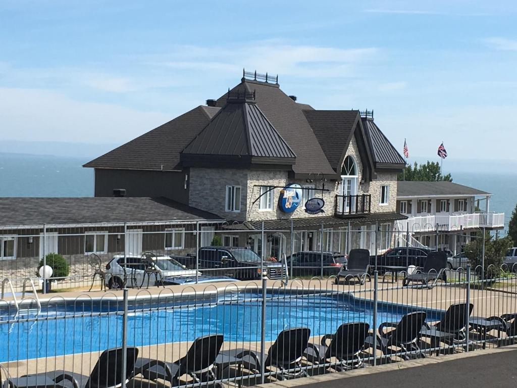 
Motel Vue Belvédère tesisinde veya buraya yakın yüzme havuzu

