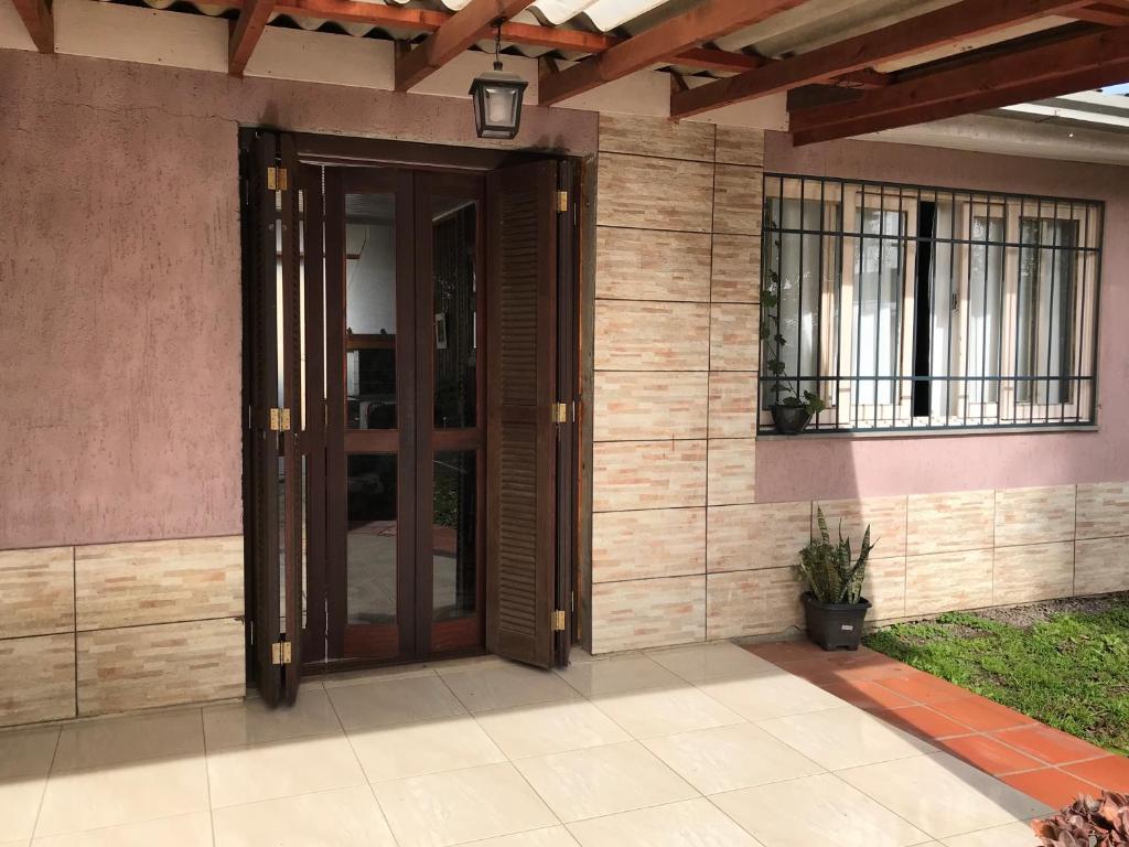 una entrada a una casa con puerta de madera en Residencia Cardoso, en Canela