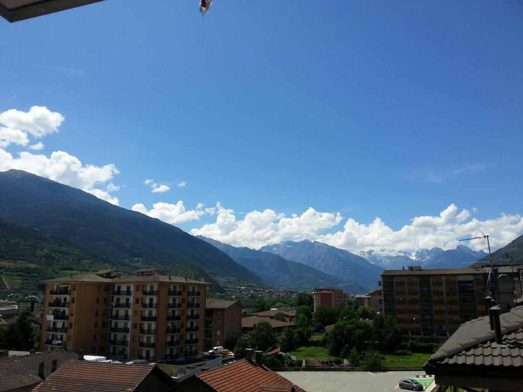 vistas a una ciudad con montañas en el fondo en Arc en ciel en Aosta