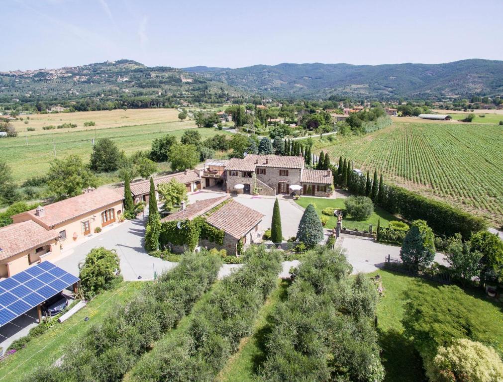 een luchtzicht op een landgoed met zonnepanelen bij La Renaia in Cortona